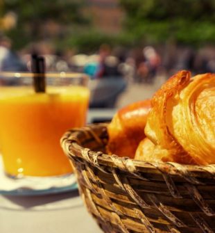 Brunch er blevet en populær madoplevelse, og på Østerbro i København findes der et væld af spisesteder, der tilbyder denne morgenmad og frokostkombination