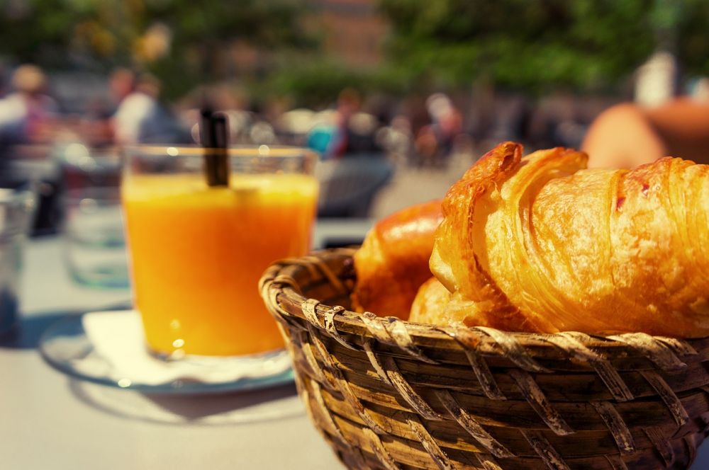 Brunch er blevet en populær madoplevelse, og på Østerbro i København findes der et væld af spisesteder, der tilbyder denne morgenmad og frokostkombination